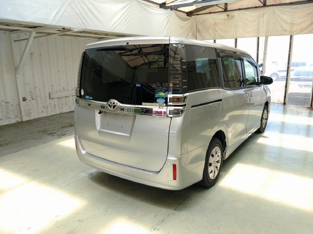 
								TOYOTA VOXY full									