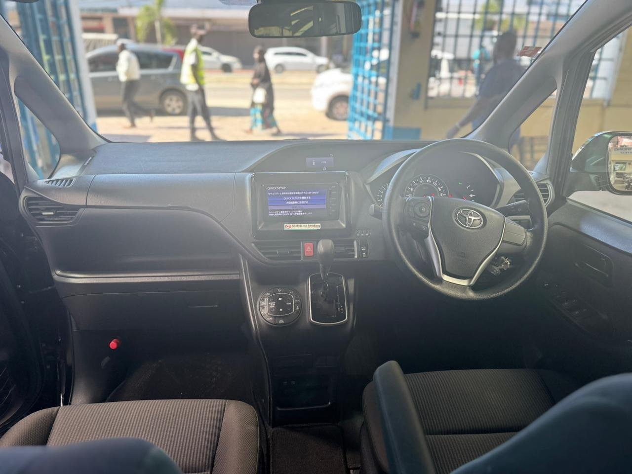 
								TOYOTA VOXY full									