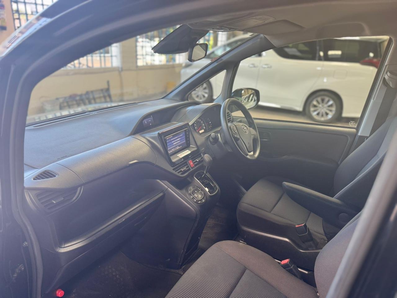 
								TOYOTA VOXY full									