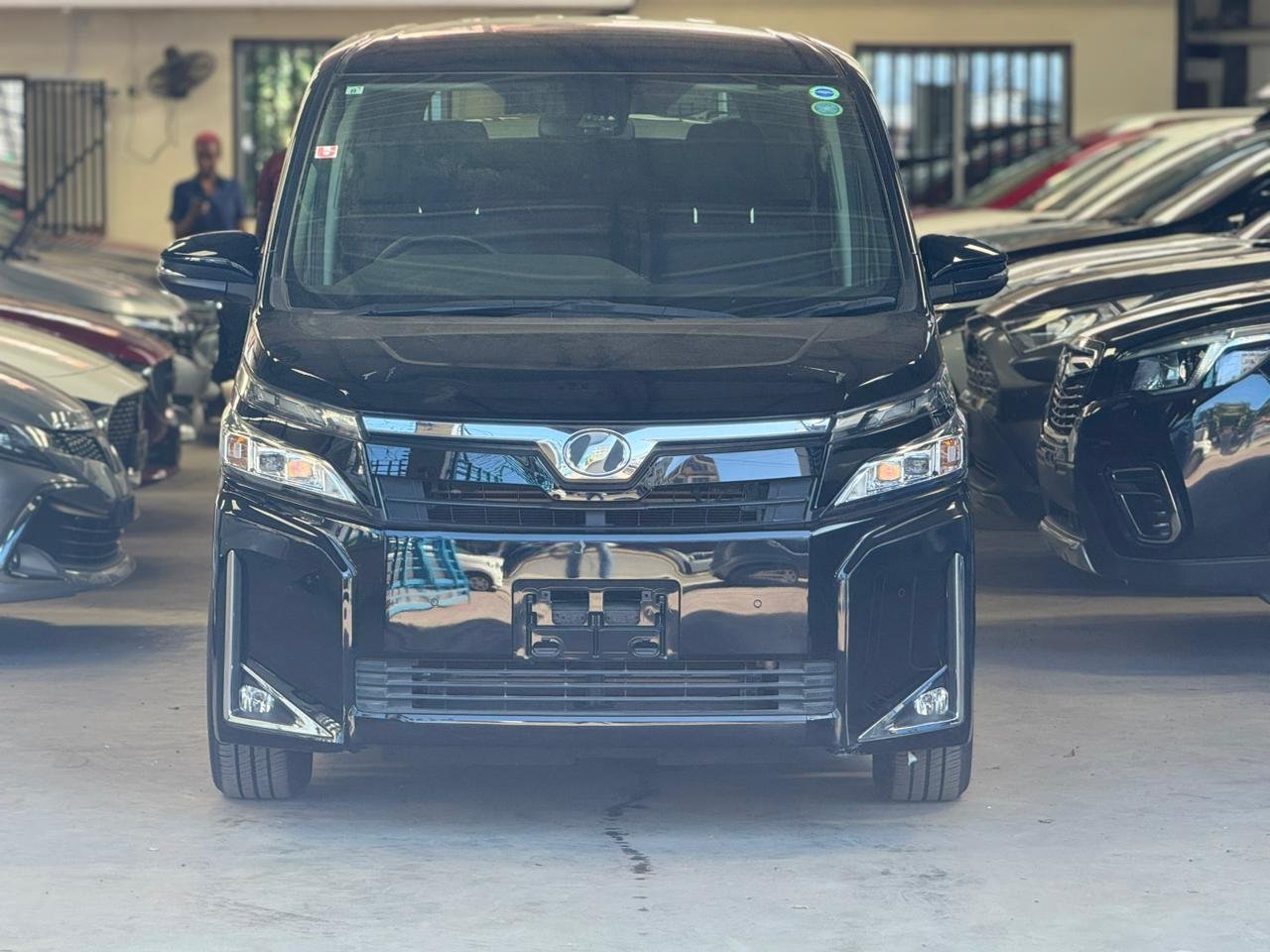 
								TOYOTA VOXY full									