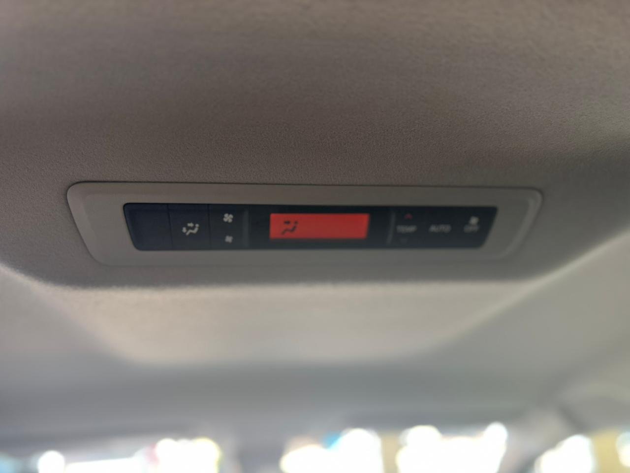 
								TOYOTA VOXY full									
