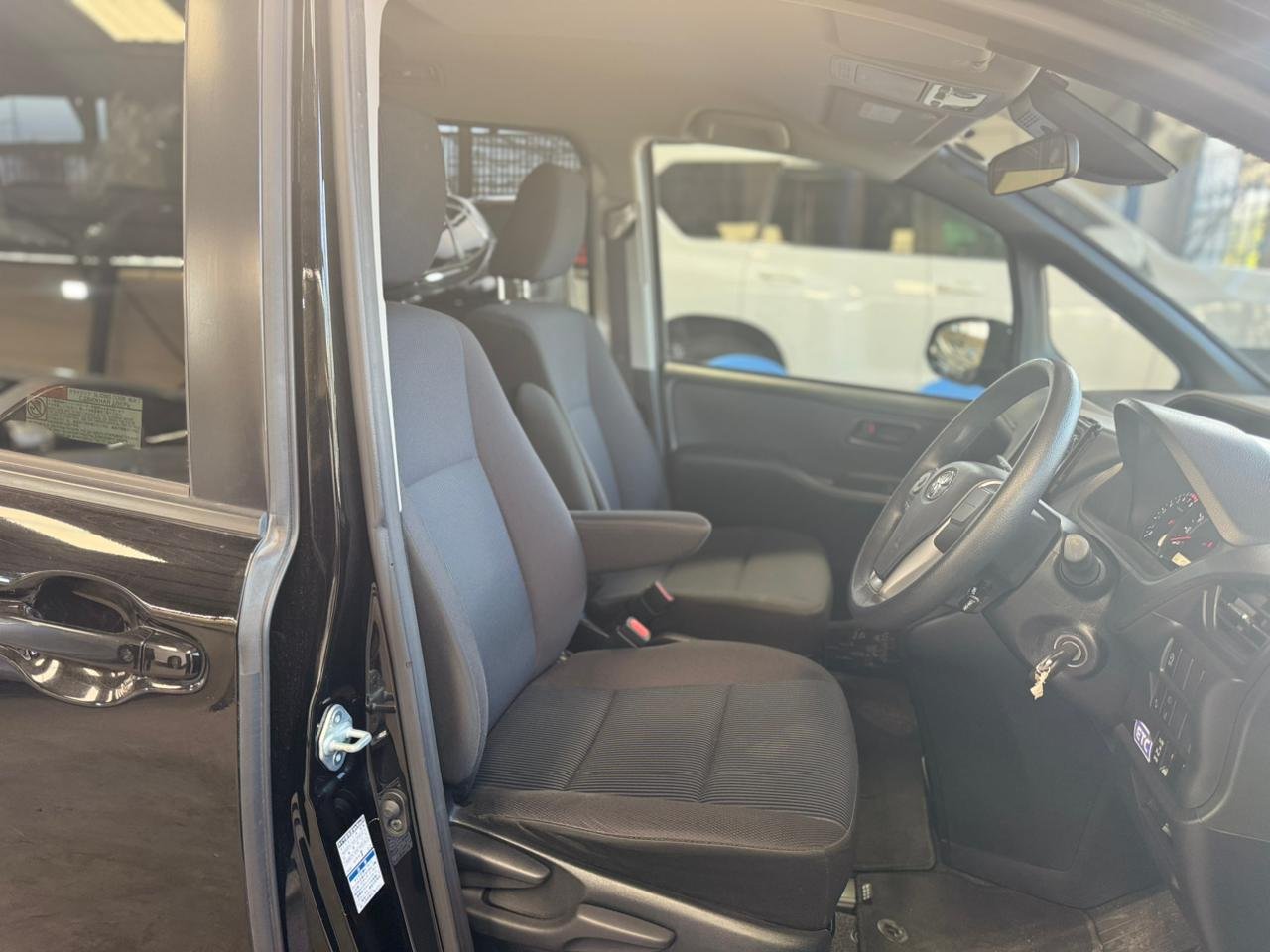 
								TOYOTA VOXY full									