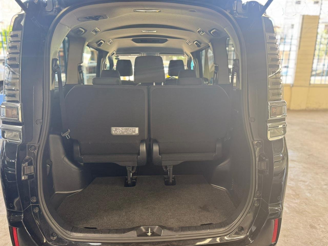 
								TOYOTA VOXY full									