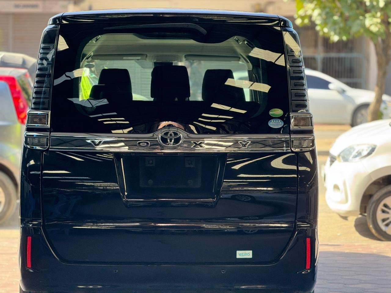 
								TOYOTA VOXY full									