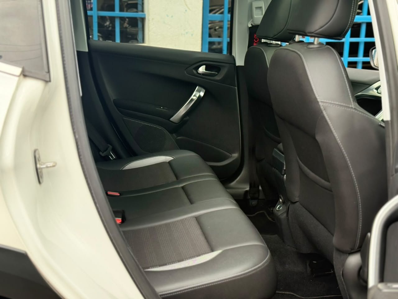 
								Peugeot 2008 full									